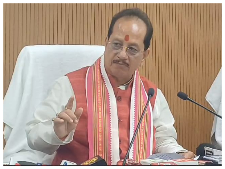 हड़ताल कर रहे राजस्व कर्मियों को विजय सिन्हा की धमकी,  नौकरी से निकाल दिए जायेंगे... 