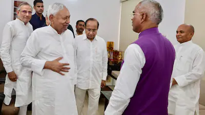 नीतीश कुमार से मिलने पहुंचे आरसीपी सिंह, JDU में वापसी पर सस्पेंस बरकरार...