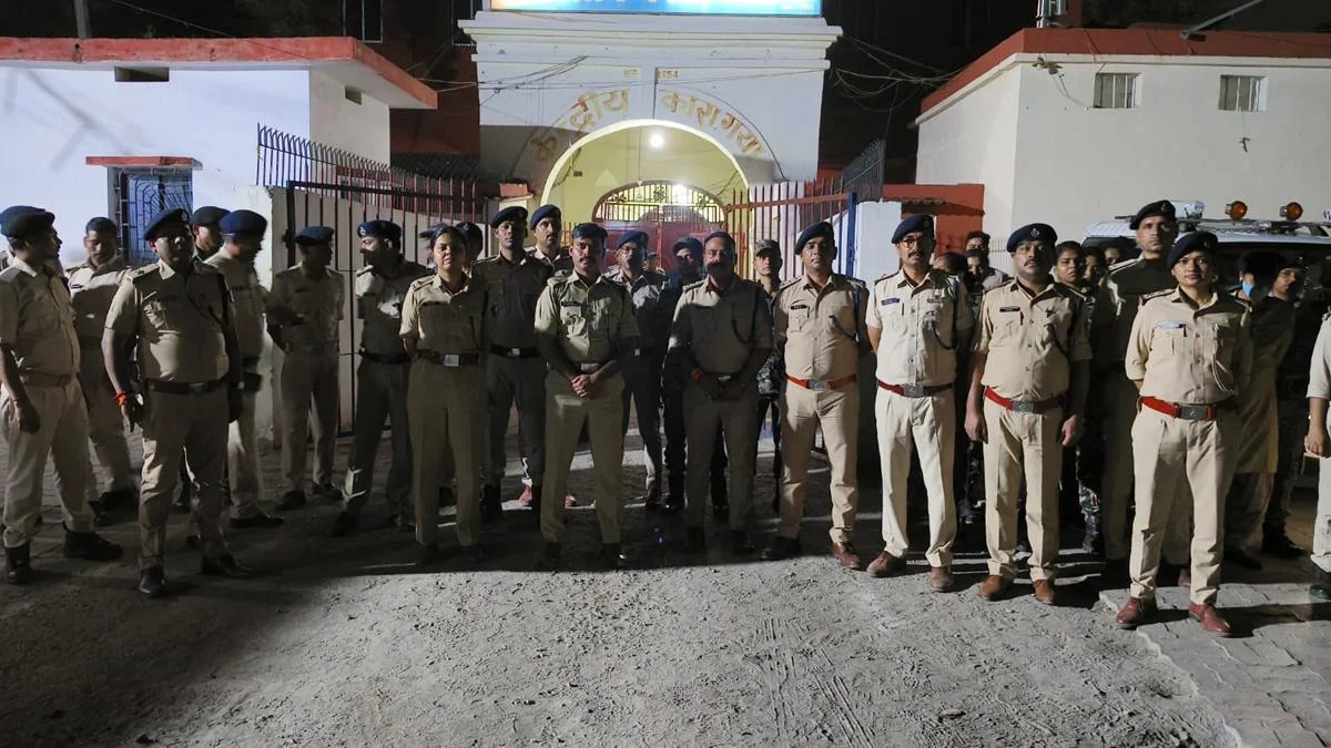 जेल में बड़ी कार्रवाई करते हुए DM-SP ने की रेड, भारी कैश और संदिग्ध सामान बरामद....