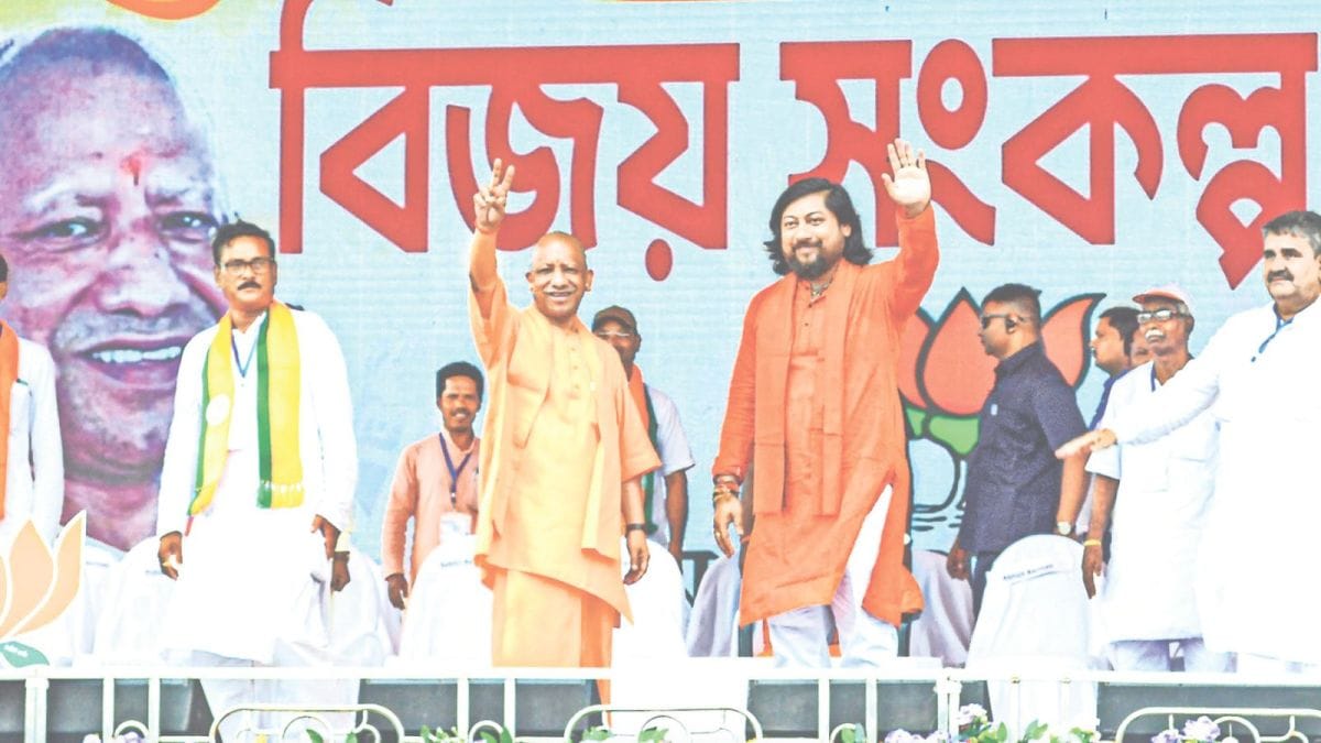 पश्चिम बंगाल चुनाव: योगी आदित्यनाथ का आक्रामक प्रचार, अखिलेश यादव की दूरी