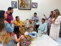 लालू यादव के जन्मदिन की तस्वीरों पर चर्चा, लोगों ने याद किया पुराना अंदाज...