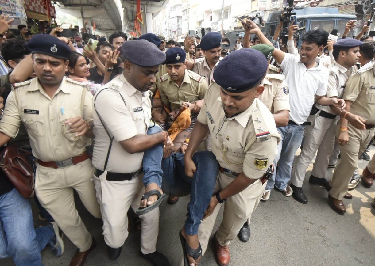 पटना में TRE-4 वैकेंसी की मांग पर उग्र प्रदर्शन, छात्र नेता समेत कई अभ्यर्थी हिरासत में...