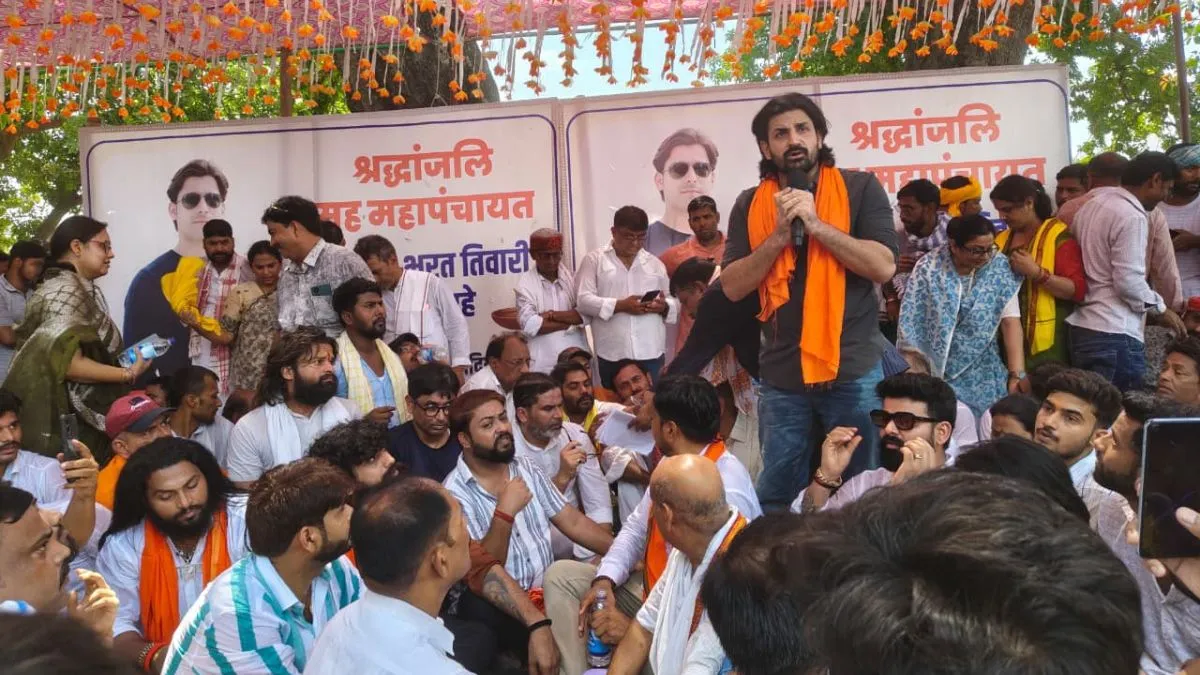 प्रशांत किशोर ने भरत भूषण तिवारी के परिजनों से की मुलाकात, महापंचायत में उठाई कार्रवाई की मांग...