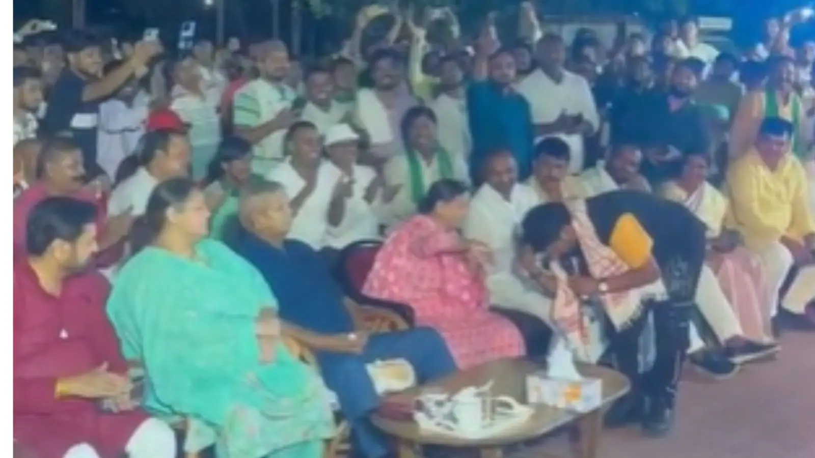 लालू यादव के जन्मदिन पर भोजपुरी गायक छोटू छलिया की गायकी से खुश हुईं राबड़ी देवी, हाथ का कंगन उतारकर दिया इनाम...