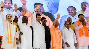 मऊ में योगी का हमला- '2005 में माफिया के सामने झुकी थी सपा सरकार, अब कानून का राज'