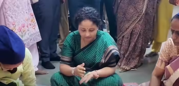 मुंबई में लिज्जत पापड़ यूनिट पहुंचीं कल्पना सोरेन, महिलाओं के साथ बेले पापड़...