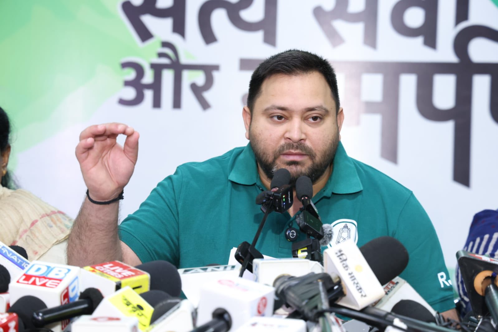 पटना लौटे तेजस्वी यादव ने बिहार सरकार पर उठाए सवाल, विकास और कानून-व्यवस्था को लेकर किया हमला...
