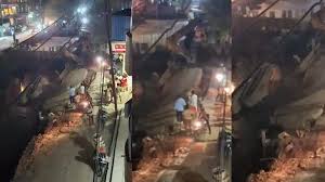 जय प्रकाश नगर में बड़ा हादसा, नाले में पलटी पोकलैंड मशीन, सड़क धंसने से हुआ हादसा